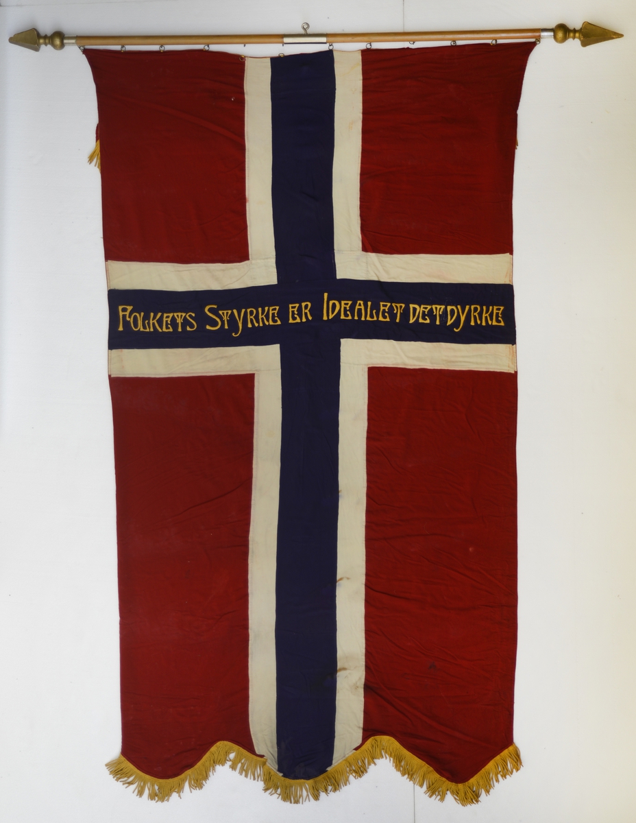 Forside: Riksvåpenet med bokstavene DNT på blått skjold med gul kant rundt plassert midt i det norske flaggets kors. Tekst på begge sider.