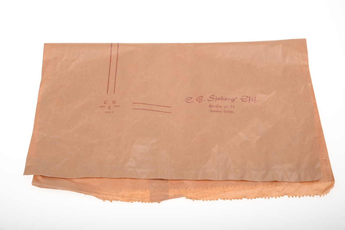 Rektangulær papirpose med tagget kant øverst og nederst. Trykk på framsiden.