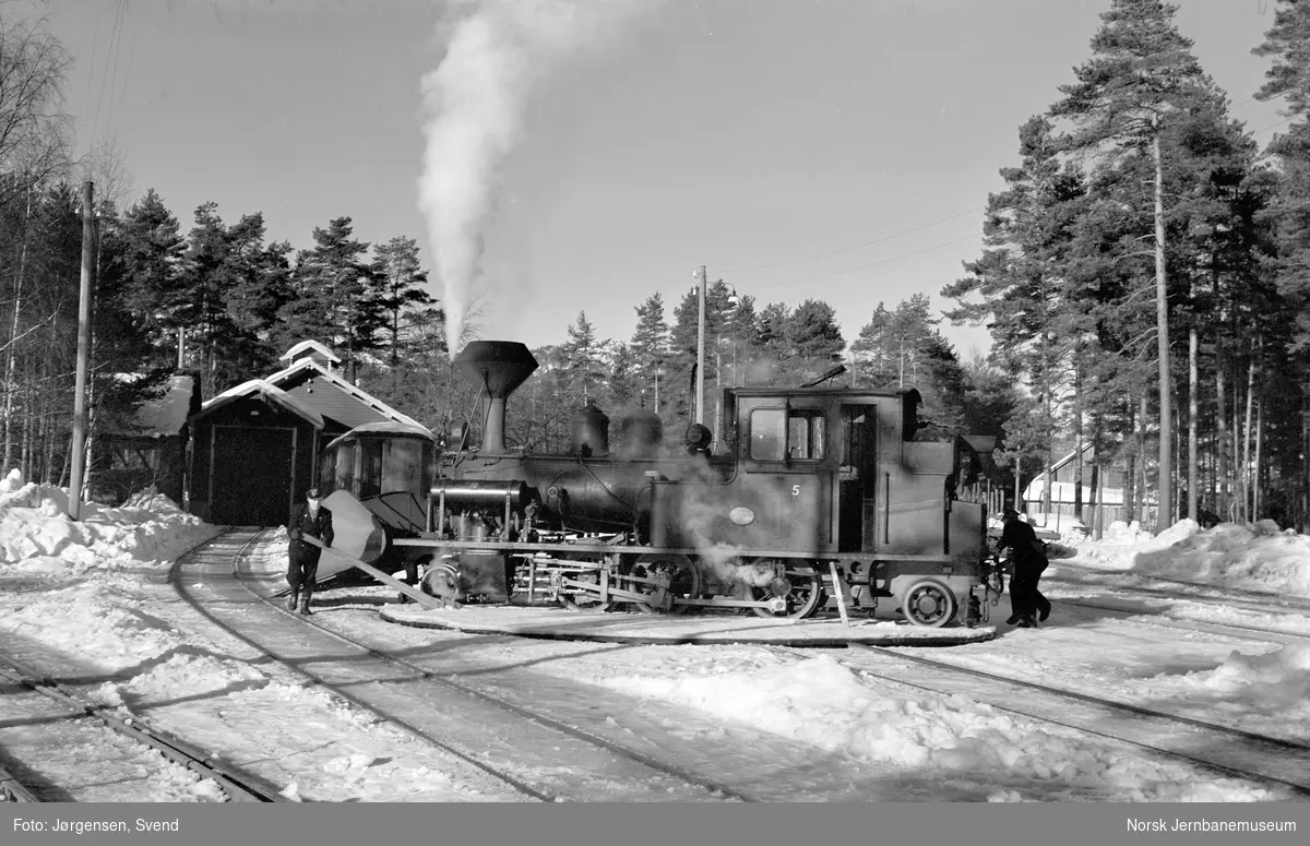 Damplokomotiv nr. 5 på svingskiva Byglandsfjord stasjon