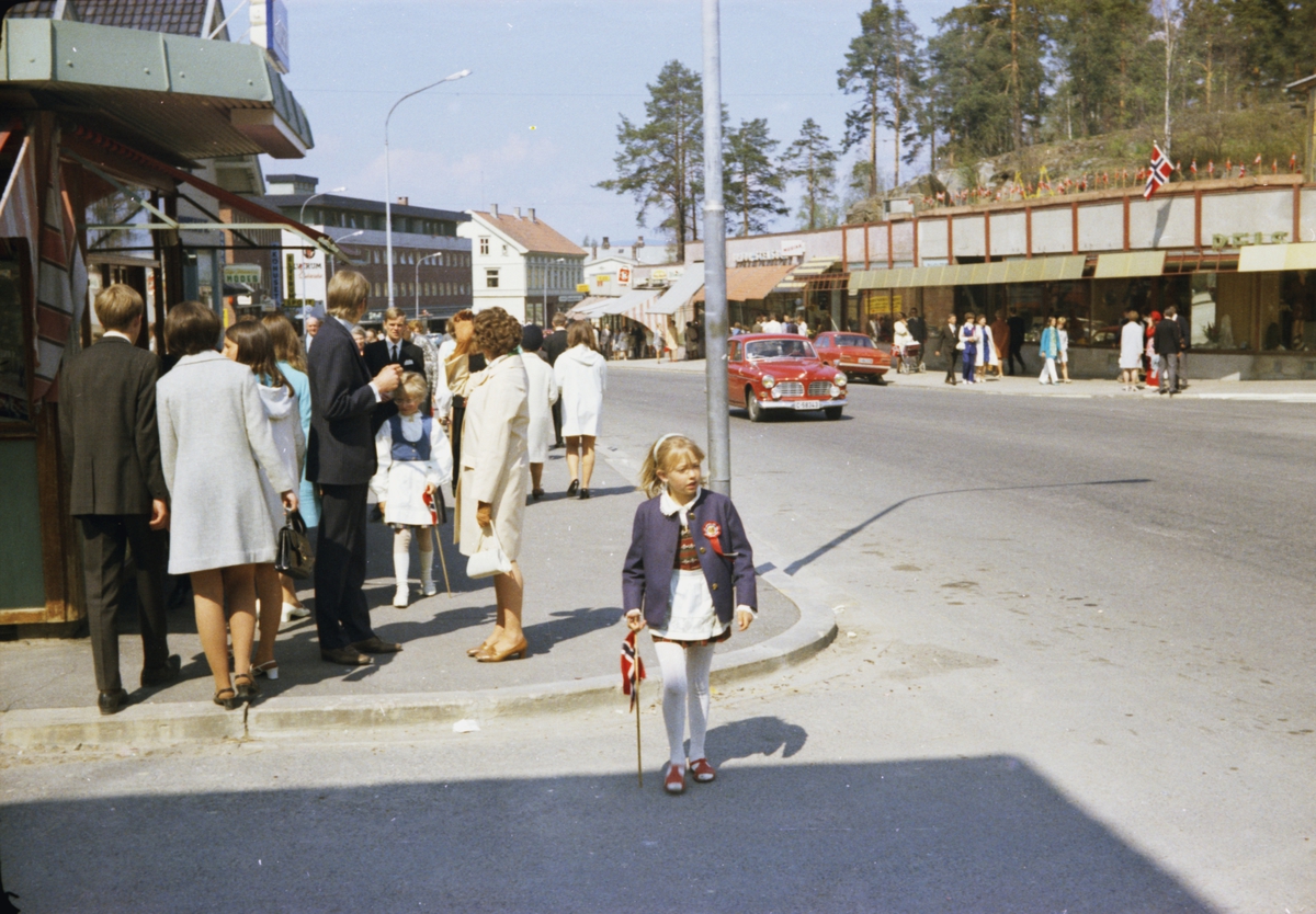 17. mai, Elverum. 1970. Ved Narvesenkiosken i Storgata. Mennesker på fortauet. 