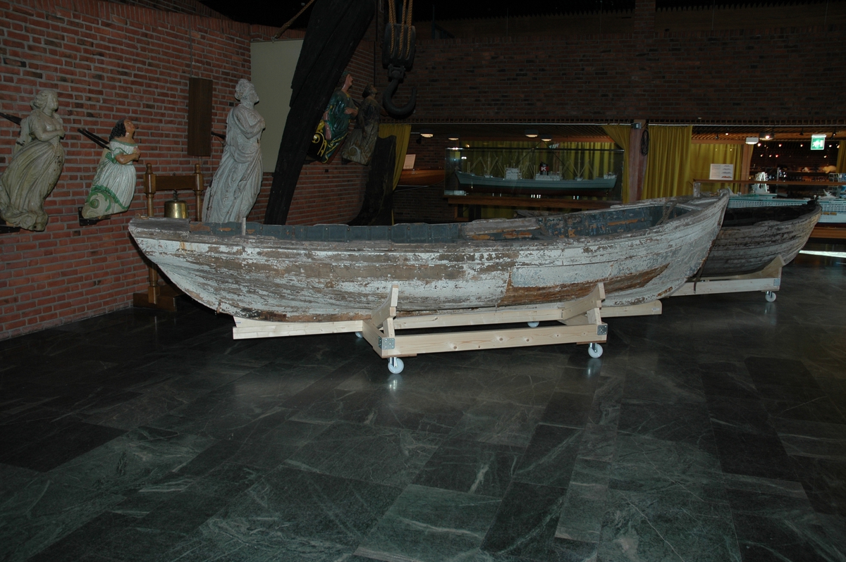 Fangstbåt med to kraftige kroker for låring/ heising, kledd med ishud (tynne galvaniserte blikkplater) fremre del av skroget.) Med 7 årer og 4 haker.