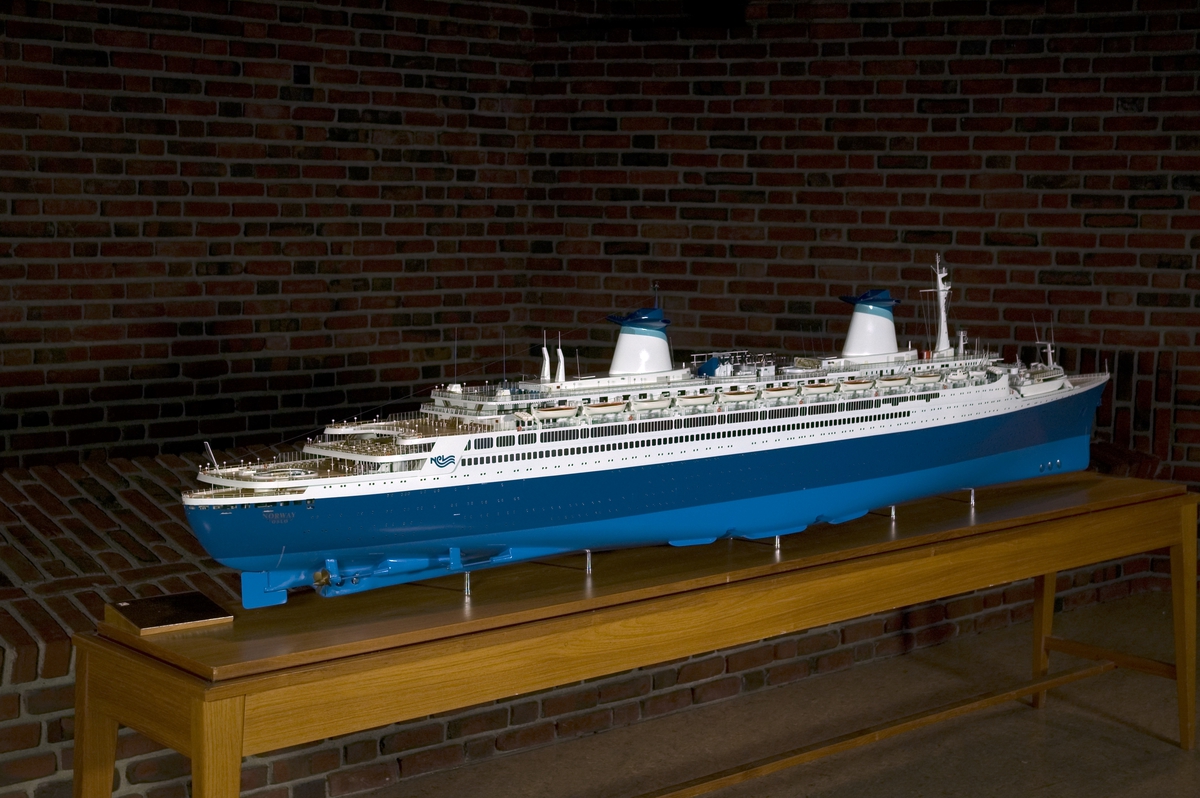 Helmodell 1:100 av SS ""Norway"", passasjerskip som i sin tid var verdens største. I monter: pleksiglass m. aluminiumsramme og understell i tre.