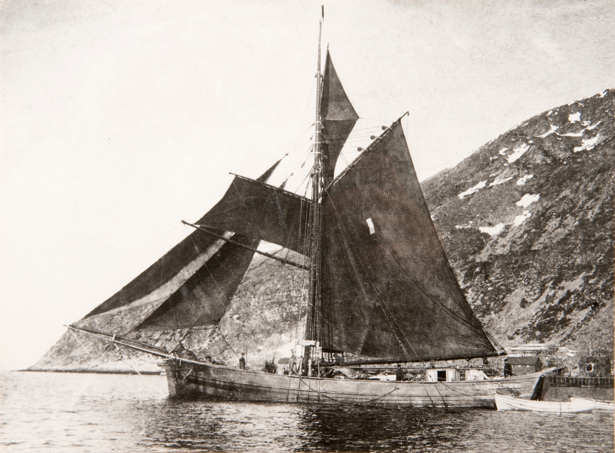 Jakt 'Nordenskjold' (b. 1882, Ølve, Kvinherad) til ankers ved land.