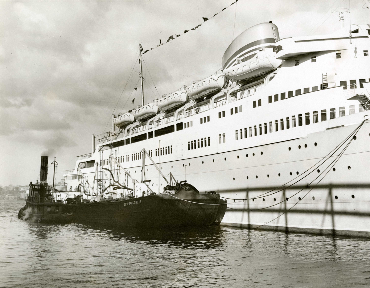 M/S Oslofjord (b. 1949) til kai i New York etter jomfurturen i 1949