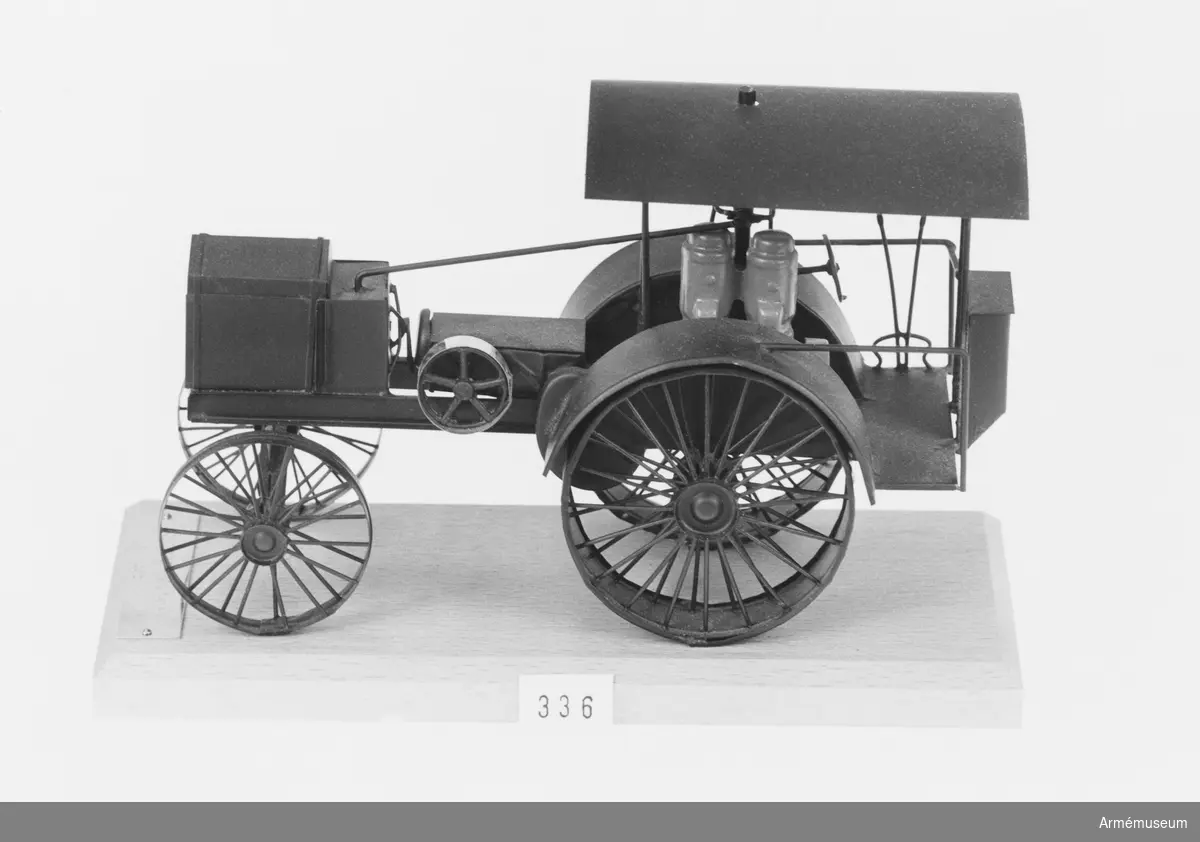 Modell av traktor tillverkad av Munktells Mekaniska Verkstads AB åren 1913-1916 i 31 exemplar.