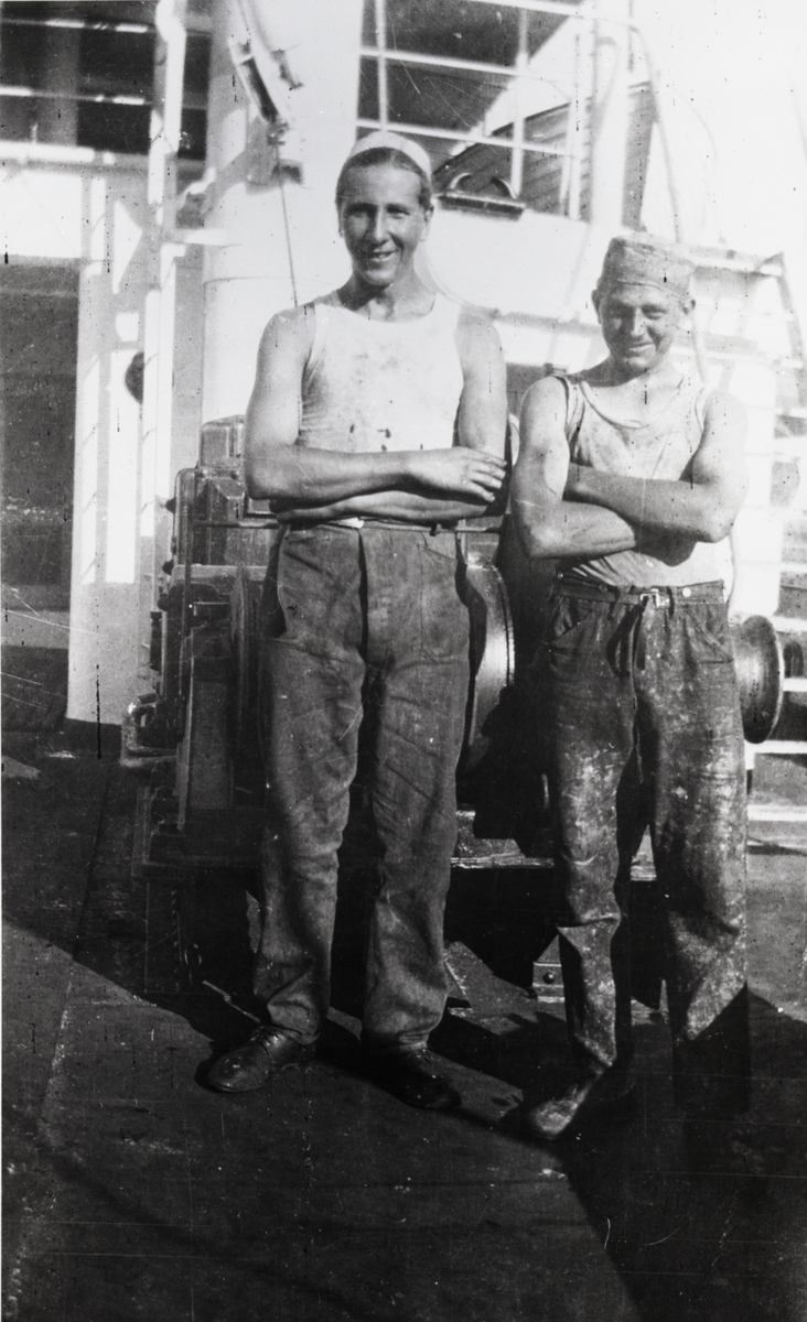 Frederik F. Zimmer og Peder Reiersen, etter en lang dag med malerarbeid ombord på Wilhelmsenskipet M/S 'Talleyrand'