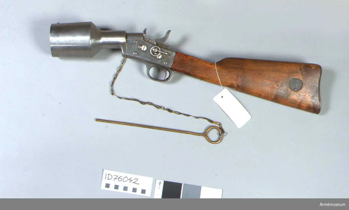 Med Remingtonmekanism tillverkad i Eskilstuna 1877. Samhörande plunderstake fastkedjad vid vapnet. Eldrörets längd: 160 mm.
