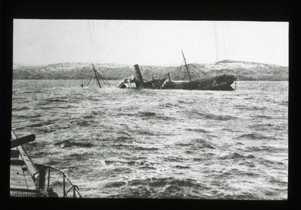 Torpedert skip med en ladning sild til en verdi av 1 milion Mark, fotografert fra tysk undervannsbåt.
