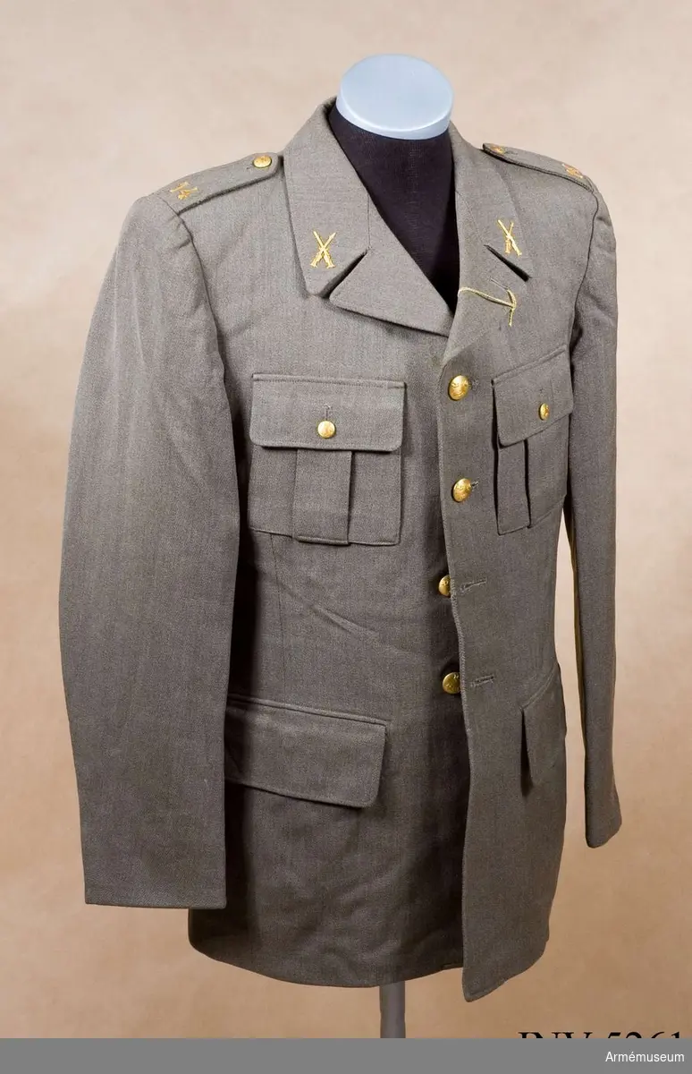 Av samma snitt som uniform m/1939. Daglig dräkt av gråbrungrönt tyg. Bärs till mörkt gråbrungröna byxor. Tjänstetecken mattförgyllda. Stl: 96 II.