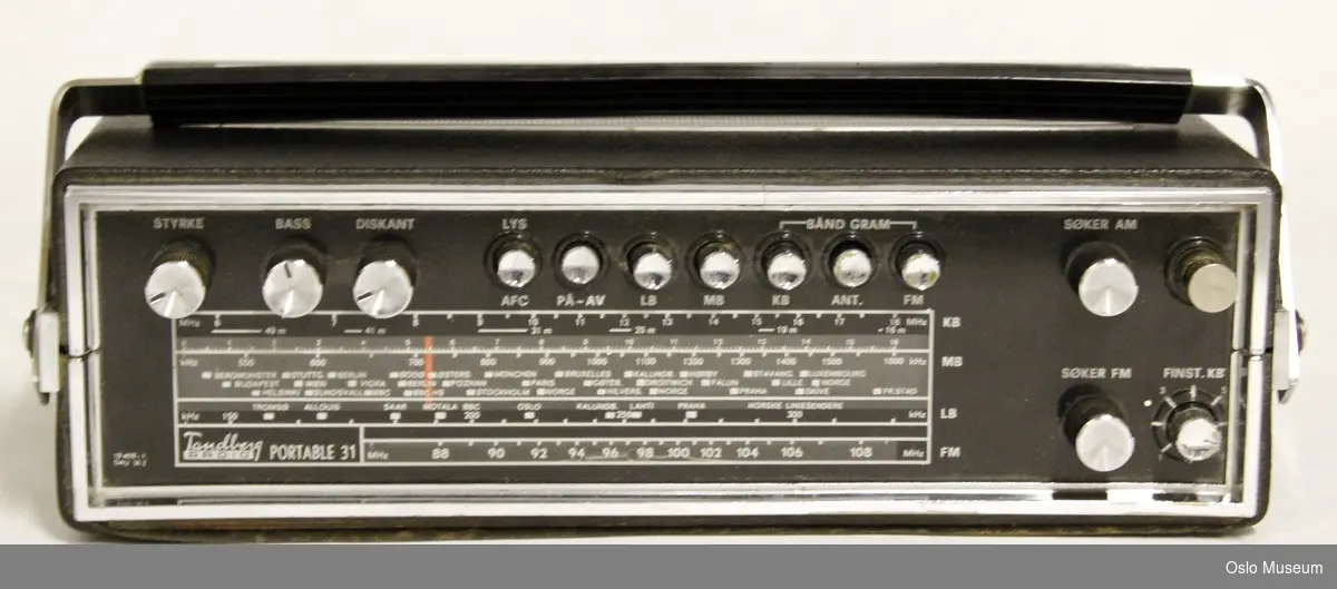 svart Tandberg portable 31 transistorradio, med prislapp under: 745,- og stempelavgift  64,- 
ang. stempelavgift, se feks http://www.nrhf.no/nrhf-stempel.html (15.02.2010)