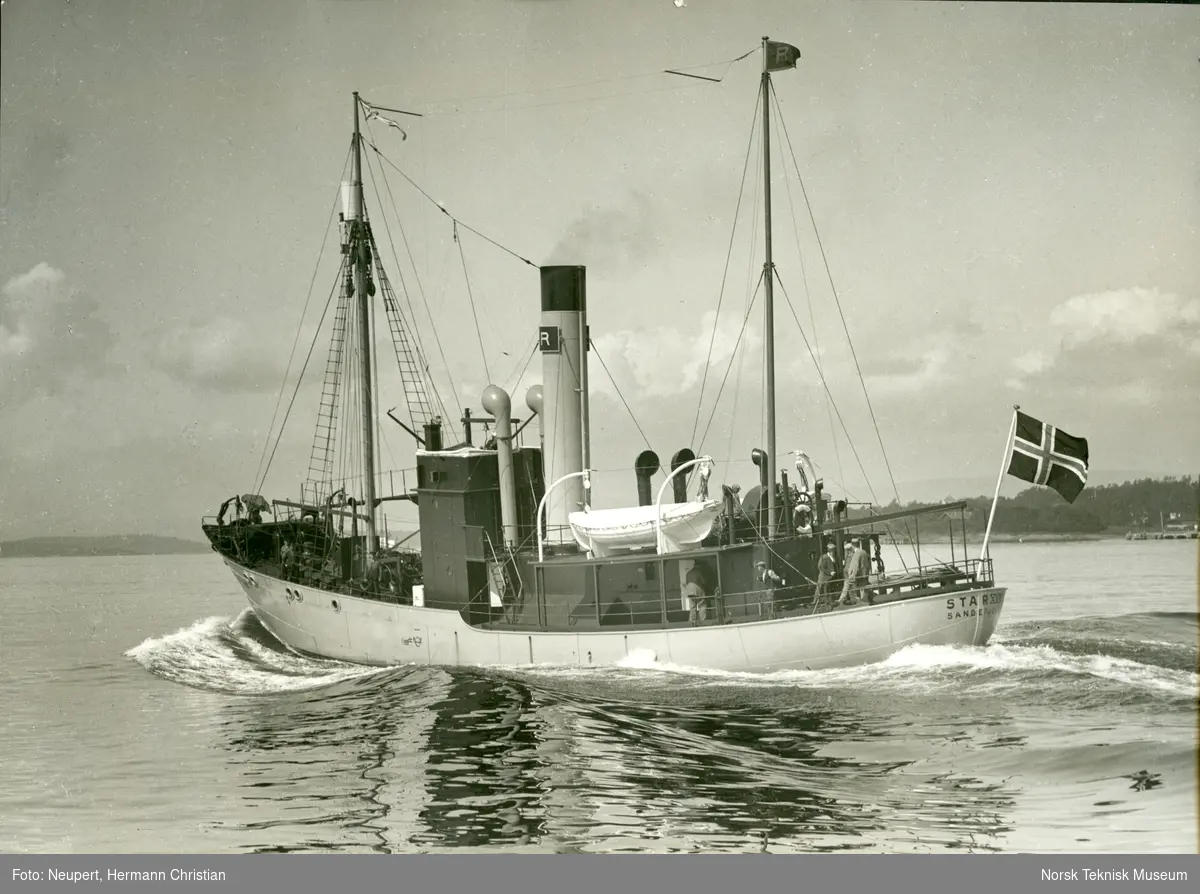 Eksteriør, hvalfangstskipet D/S Star XVII (omdøpt til D/S Mjolne i 1963), B/N 453. Skipet ble levert av Akers Mek. Verksted i 1930 til A/S Rosshavet (ved Johan Rasmussen & Magnus Konow, Sandefjord).