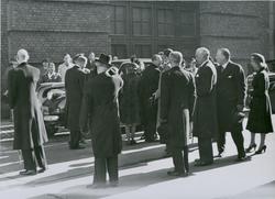 Kongefam. forlater verkstedet