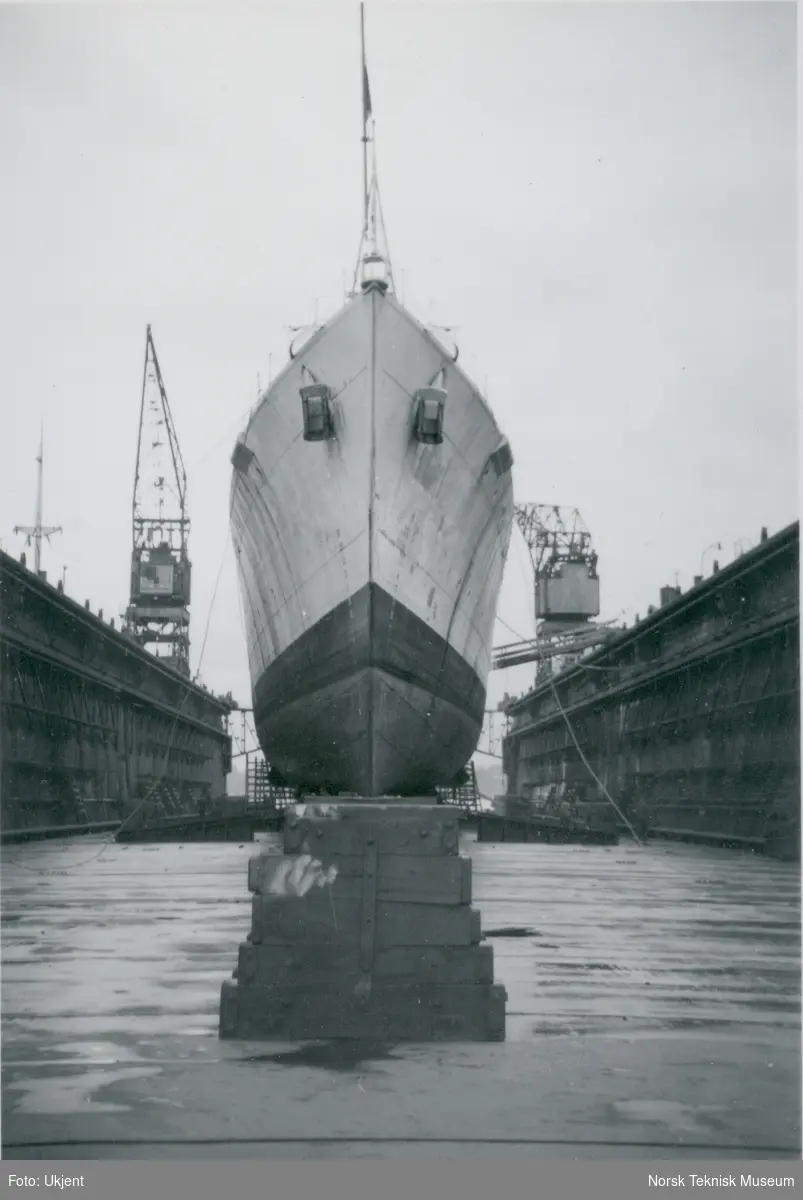 Lasteskipet M/S Baldrian, B/N 486 i flytedokk på Akers Mek. Verksted. Skipet ble levert i 1947 til Fred. Olsen & Co.