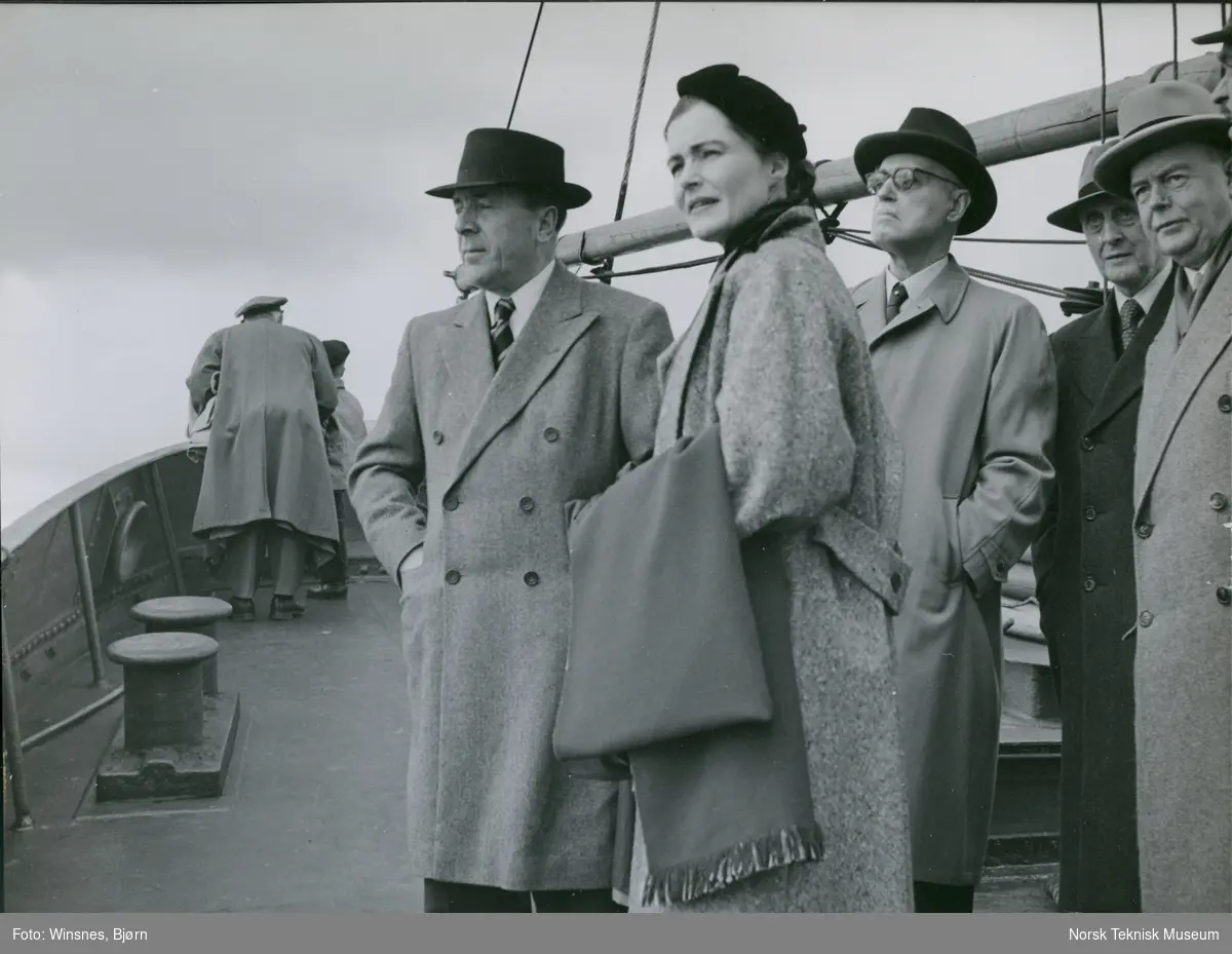 Gjester på dekk på passasjer- og lasteskipet M/S Braemar, B/N 494 under prøvetur i Oslofjorden. Skipet ble levert av Akers Mek. Verksted i 1953 til Fred. Olsen & Co.