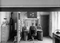 En mann ved kontrollbordet i NRK's kontroll A i Stortingsgat