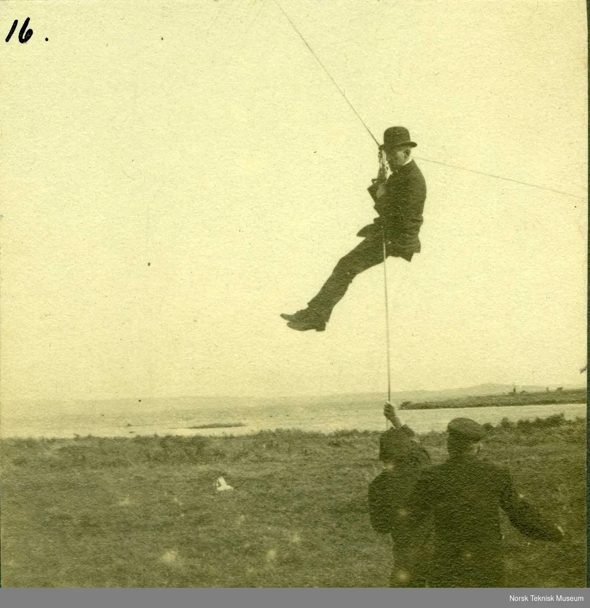 Fra Sem-Jacobsens album "Drageflygning": Roald Amundsen hales ned, 1912