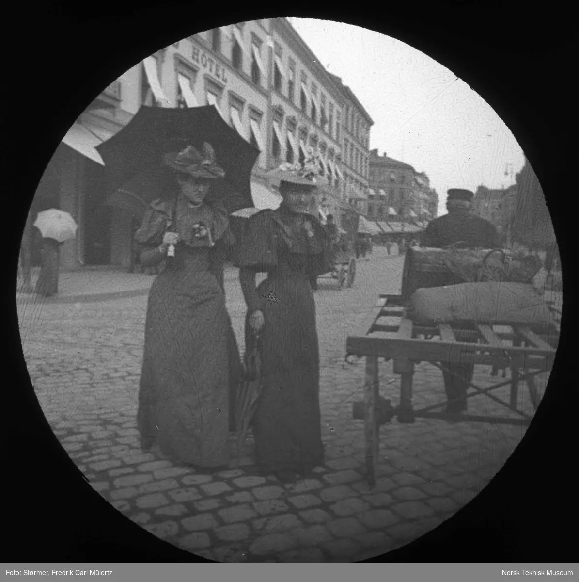 Ella Strøm og Lilla Heiberg (nå Fru Tellefsen) fotografert på Karl Johan.