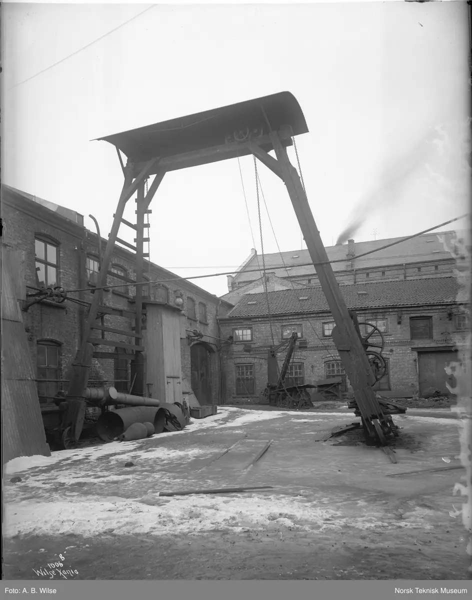 Kran utenfor Thunes Mekaniske Verksted på Skøyen i Oslo.Bilde merket med 1006 B Wilse Xania.