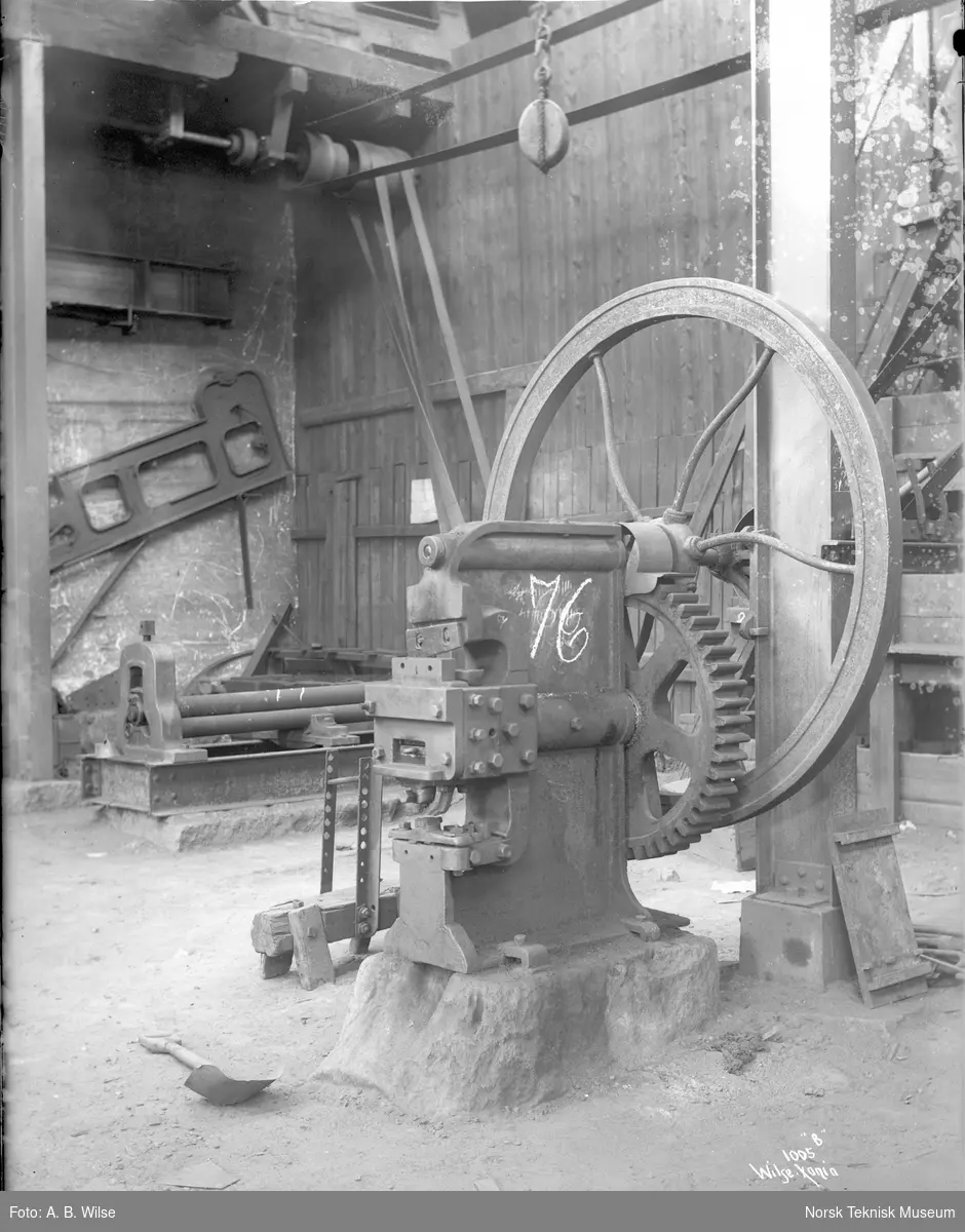Industrimaskin, muligens for pressing av metall, på Thunes Mekaniske Verksted på Skøyen i Oslo. Maskin merket med 76, bilde merket med 1005 B Wilse Xania.
