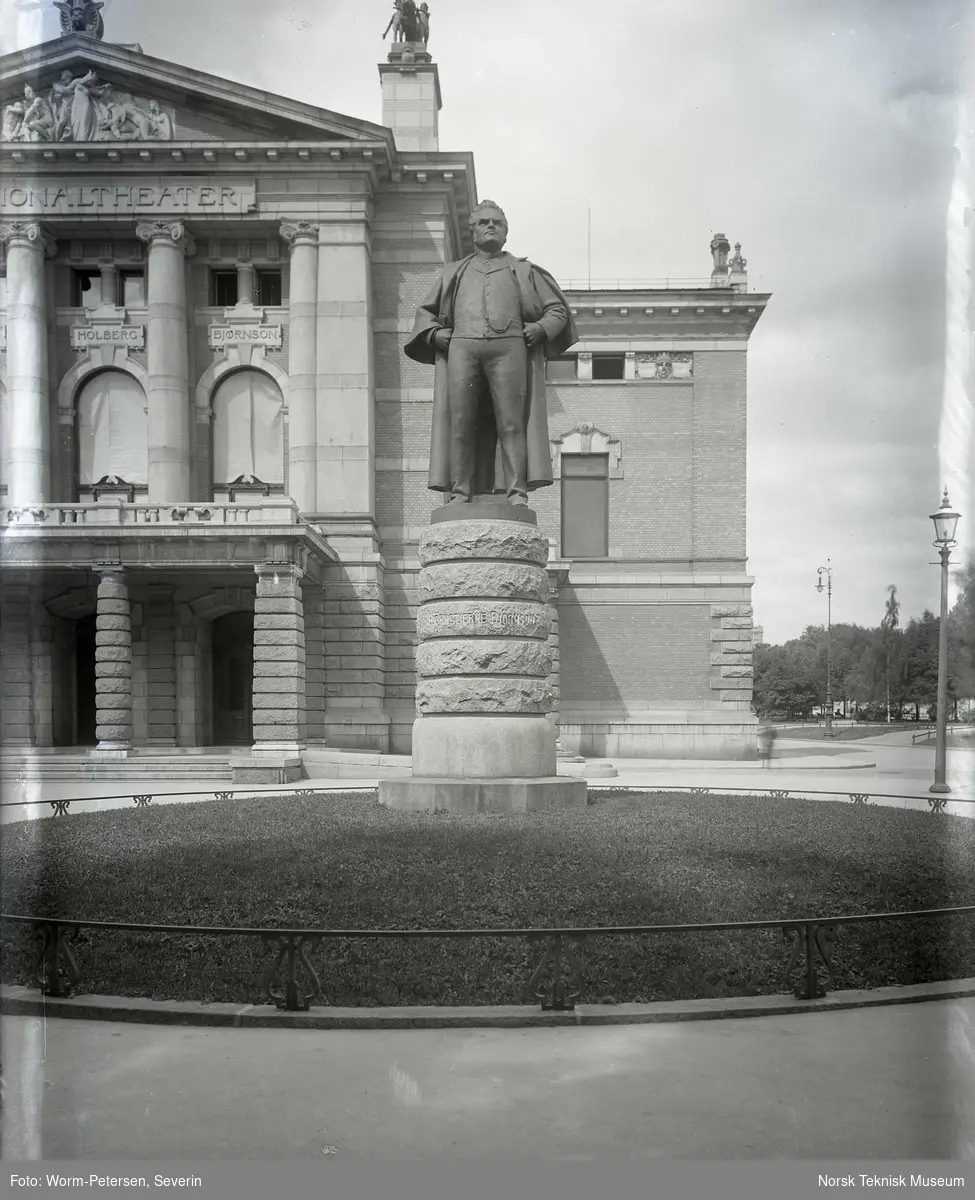 Statue av Bjørnstjerne Bjørnson utenfor Nationalteatret