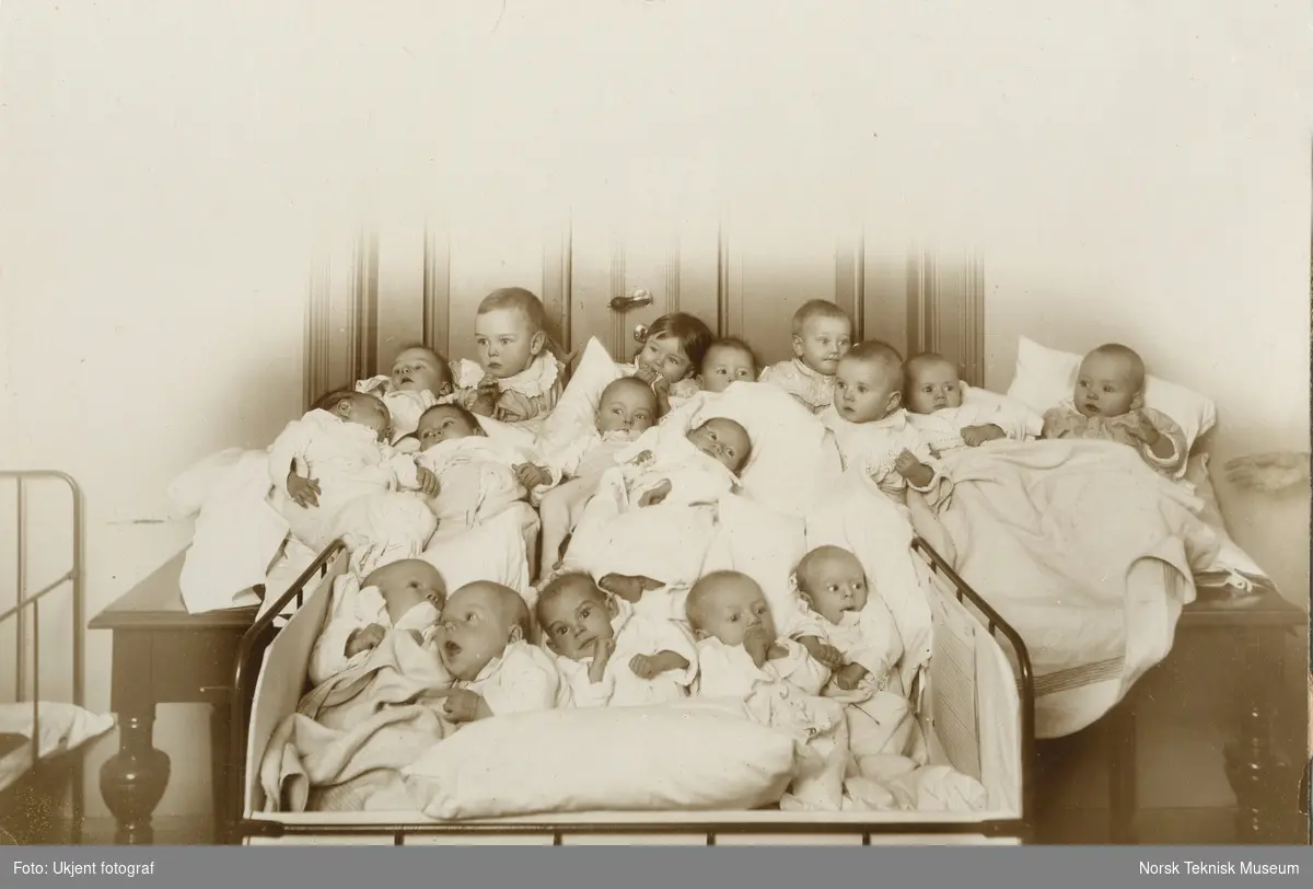 17 spebarn på Mødrehjemmet, St. Olavs gate 26, Oslo ca. 1910. Bilde brukt i Barselhjemustillingen 1916