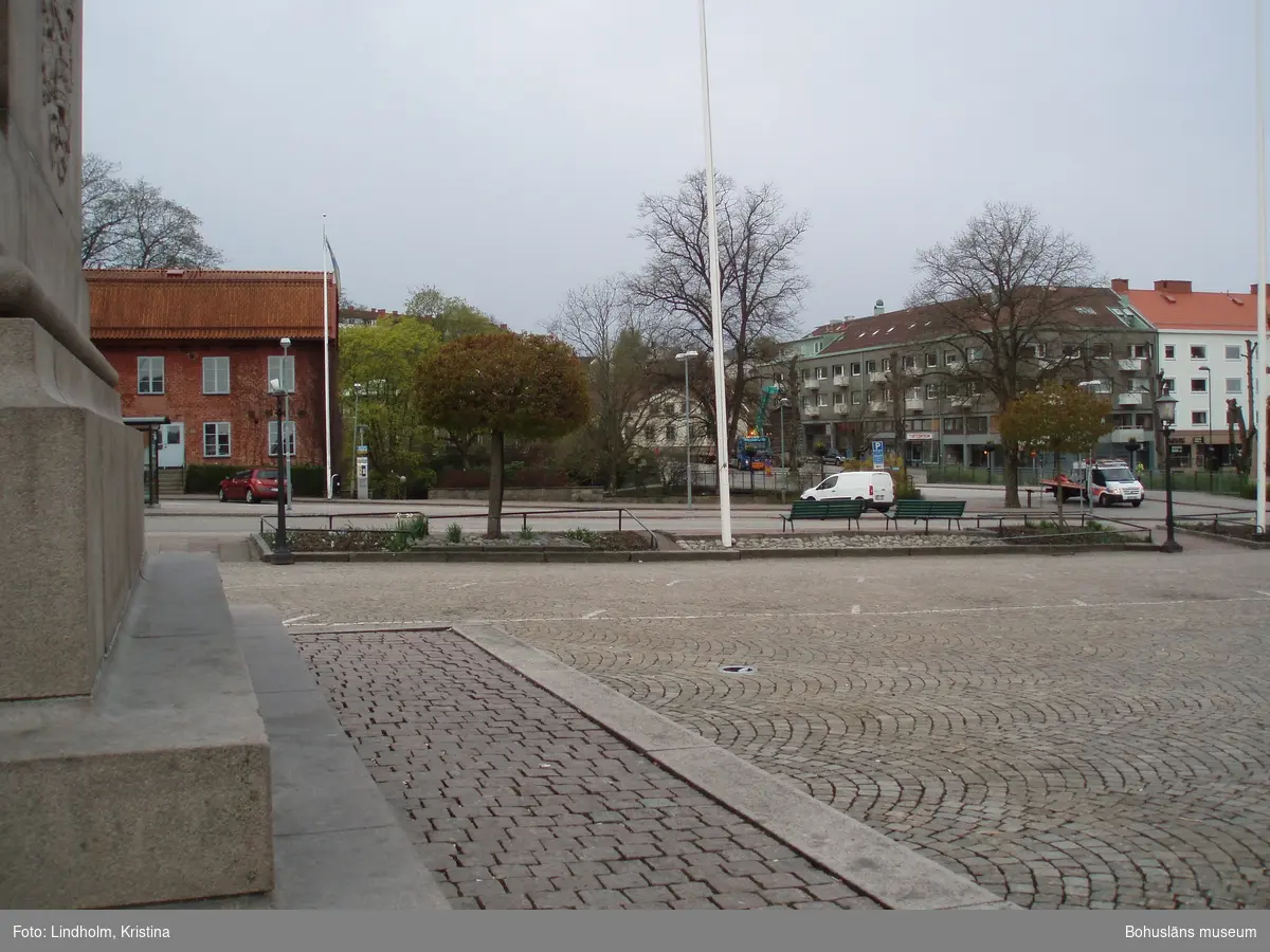 Utsikt från Karl X Gustavs staty på Kungstorget mot Hasselbackshuset och muren strax höger om huset. Foto: Kristina Lindholm, Bohusläns museum.