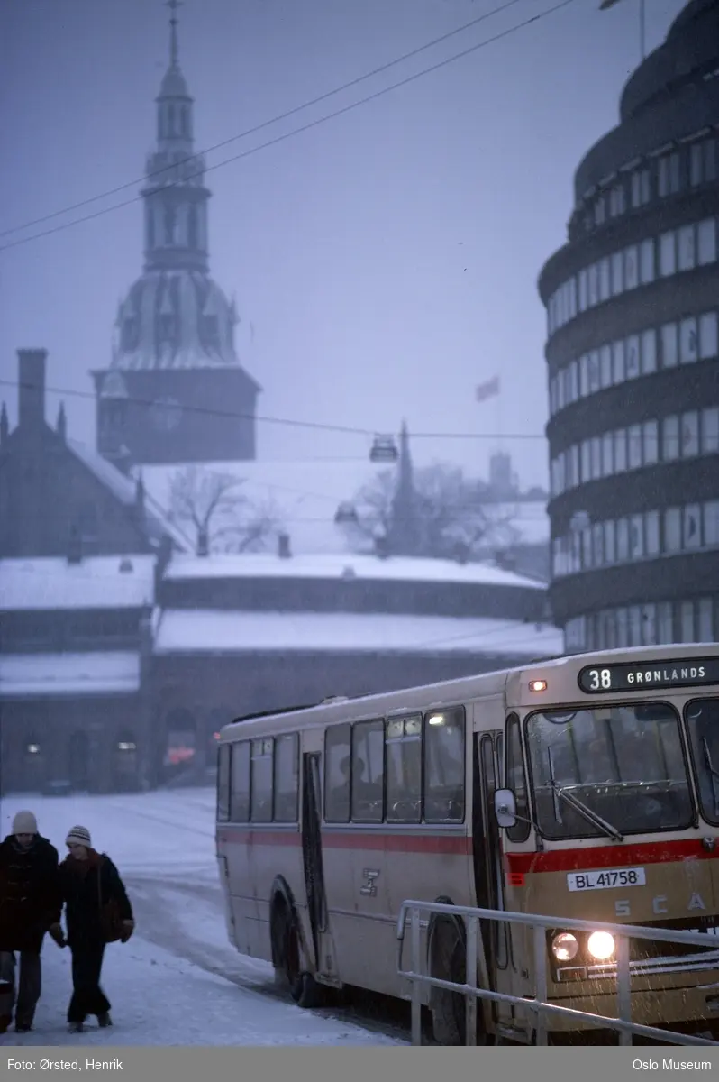 gateløp, buss, mennesker, forretningsgård, basarer, Oslo Domkirke, snø