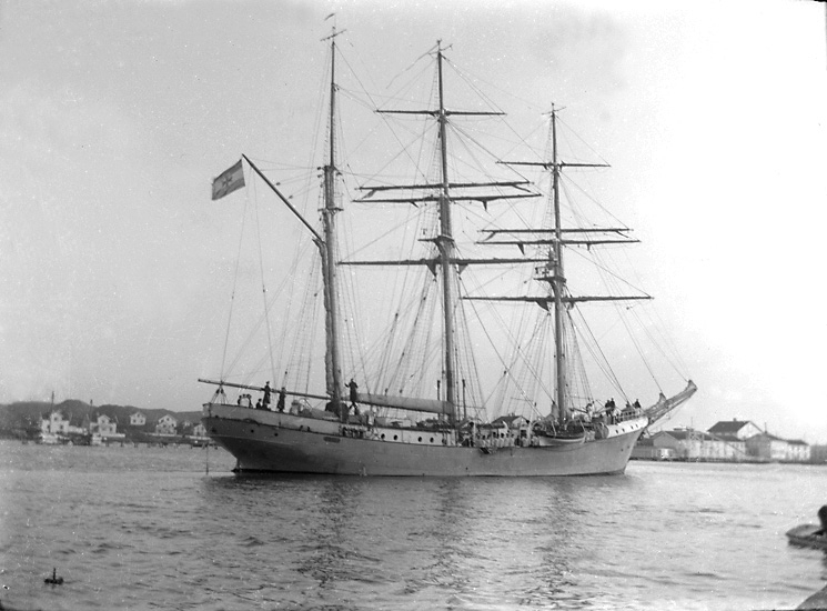 Fartyg från Tyskland, örlogsflaggan med Järnkorset användes ca 1919-1933.