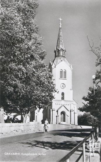 Tryckt text på kortet: "GRAVARNE. Kungshamns kyrka".
Noterat på kortet: "GRAVARNE ASKUMS SN. S. SOTENÄS(ET) 24 Juli 1955".
"ca. 1950".