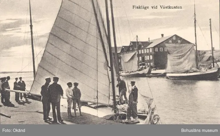 Tryckt text på kortet: "Fiskeläge vid Västkusten".
Noterat på kortet: "SMÖGEN".
"Förlag: Albert Wallins Bokhandel, Lysekil".