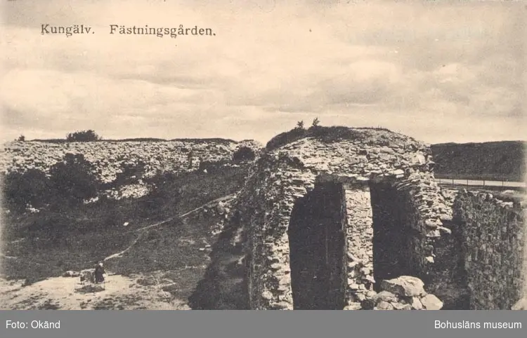 Tryckt text på kortet: "Kungälv. Fästningsgården". 







