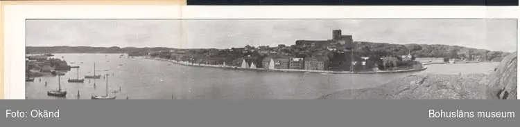 Tryckt text på kortet: "Panorama af Marstrand." 