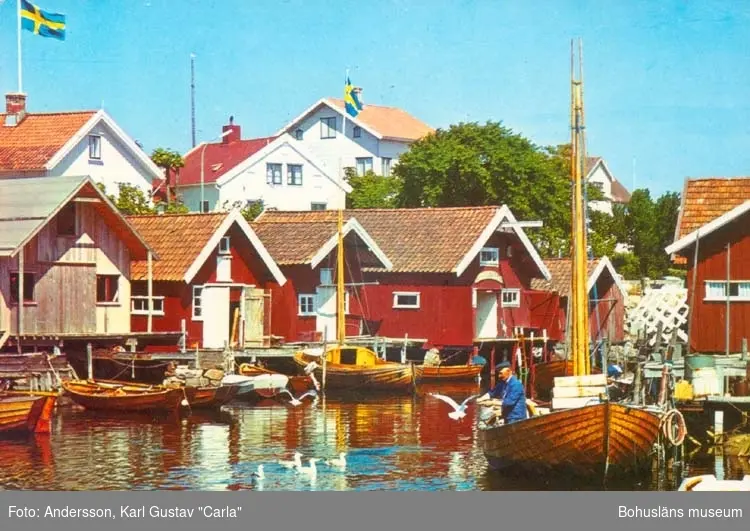 Tryckt text på kortet: "Bohuslän: Idylliskt fiskeläge."
Carla förlaget Lysekil, Tel. 0523/10919. 10320."