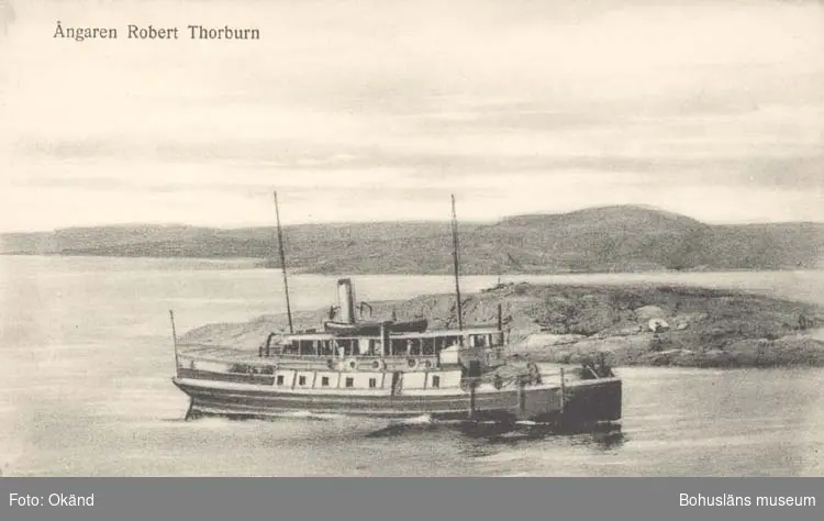 Tryckt text på kortet: "Ångaren Robert Thorburn."
Noterat på kortet: "På väg till Fiskebäckskil. Mansholmen med Rödberget."