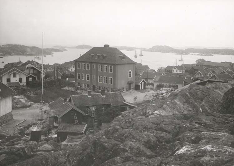Noterat på kortet: "Skärhamn."
"Foto (E5) Dan Samuelson 1924. Köpt av densamme dec. 1958."