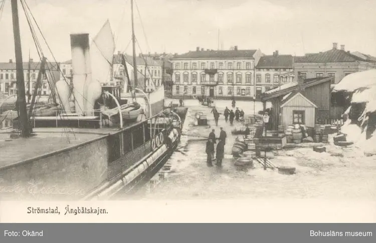 Tryckt text på kortet: "Strömstad. Ångbåtskajen."