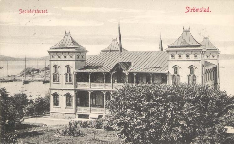 Tryckt text på kortet: "Strömstad. Societetshuset."
"Krügers Cigarraffär, Strömstad."