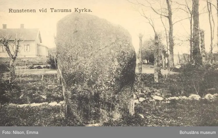 Tryckt text på kortet: "Runsten vid Tanums Kyrka."