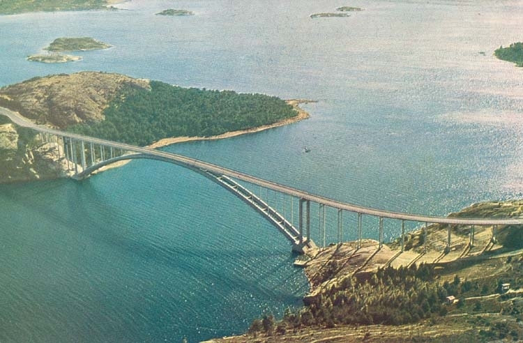 Tryckt text på kortet: "Nya Tjörnleden. Bron över Askeröfjorden."
"Förlag: Aerofoto, Vetlanda."