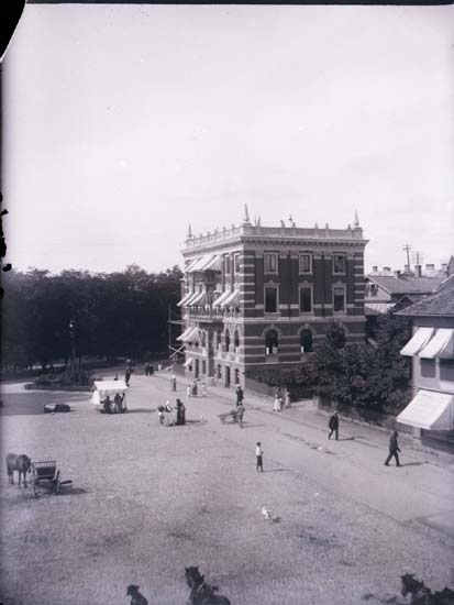 Enligt text som medföljde bilden: "Bankhuset vid torget, Lysekil. 1903".