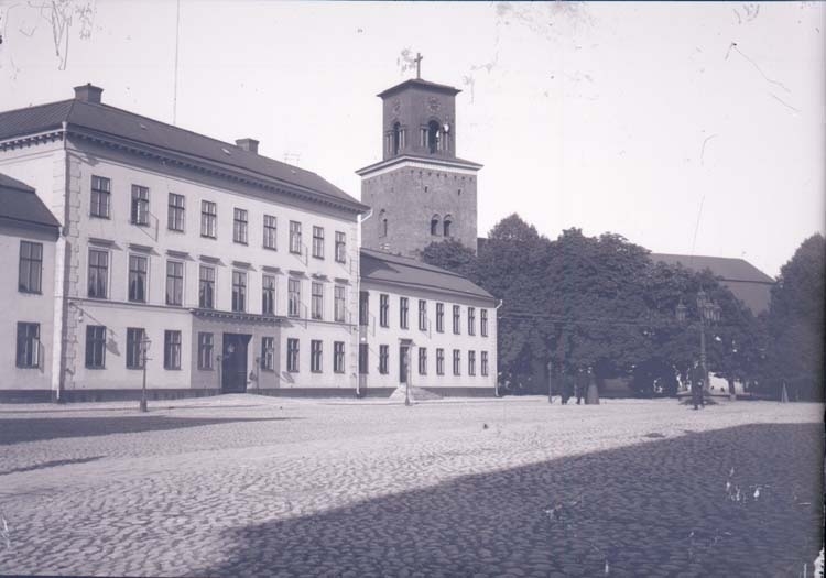 Enligt text som medföljde bilden: "Nyköping. Residenset, Kyrkan 16/9 1900."
