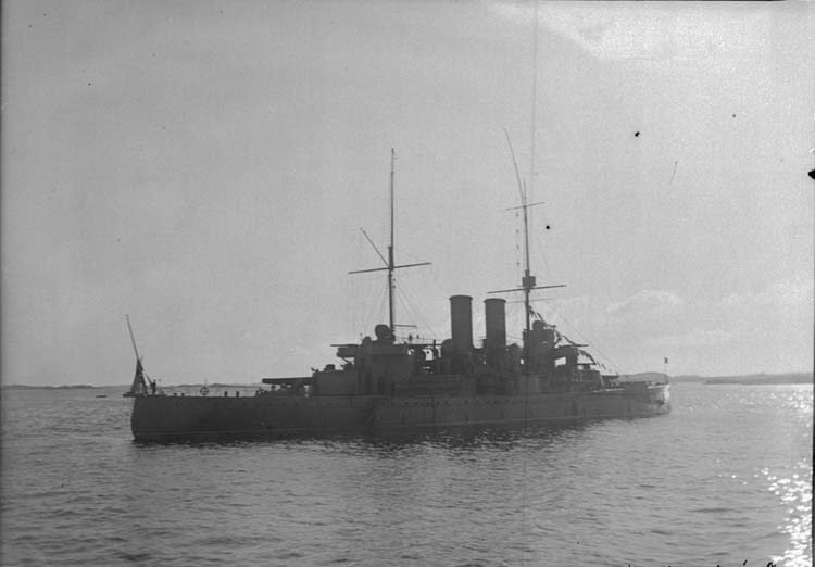 Enligt text som medföljde bilden: "Älfsborgsfjorden. Pansarbåten Dristigheten. Sept. 05."