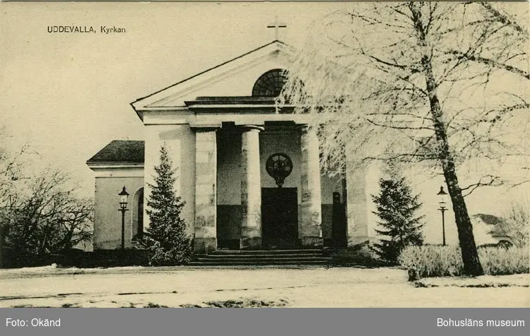 Tryckt text på vykortets framsida: "Uddevalla, Kyrkan."


