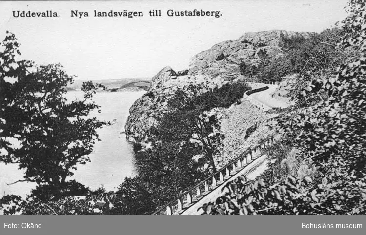 Tryckt text på vykortets framsida: "Uddevalla, Nya landsvägen till Gustafsberg."
