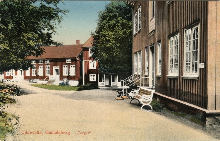 Tryckt text på vykortets framsida: "Uddevalla Gustafsberg Torget."
