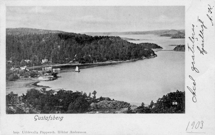 Tryckt text på vykortets framsida: "Gustafsbergsvägen."
