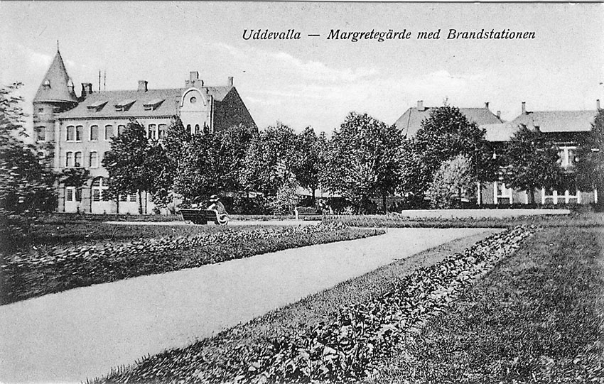 Tryckt text på vykortets framsida: "Uddevalla. Margretegärde med Brandstationen".