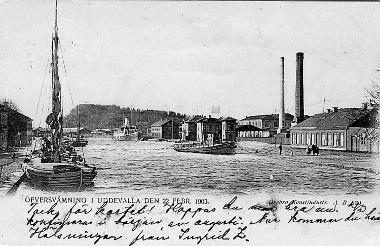 Tryckt text på vykortets framsida: "Översvämning i Uddevalla den 22 febr. 1903".