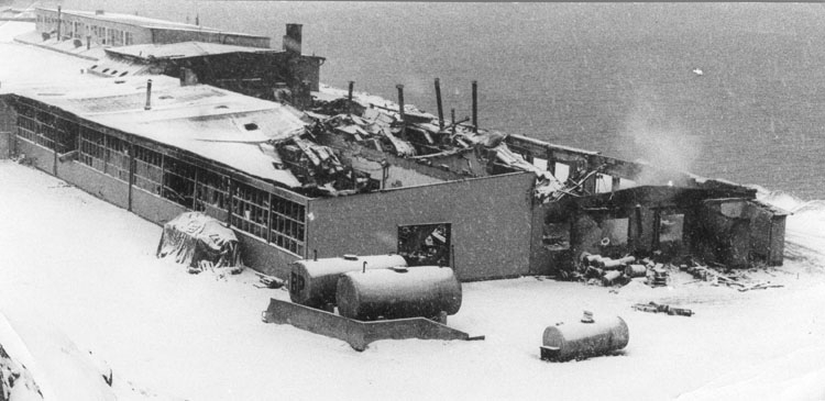 Enligt fotografens notering: "Bansviks plåtfabrik Lys. no hamnen brinner ner 1965".