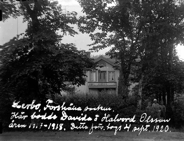 Skrivet på bilden: "Lerbo, Forshälla socken. Här bodde Davida och Halvord Olsson åren 1917-1918. Detta foto togs 4 sept. 1920."